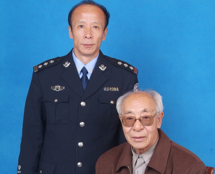 2006年陈健与张老师合影(图1)